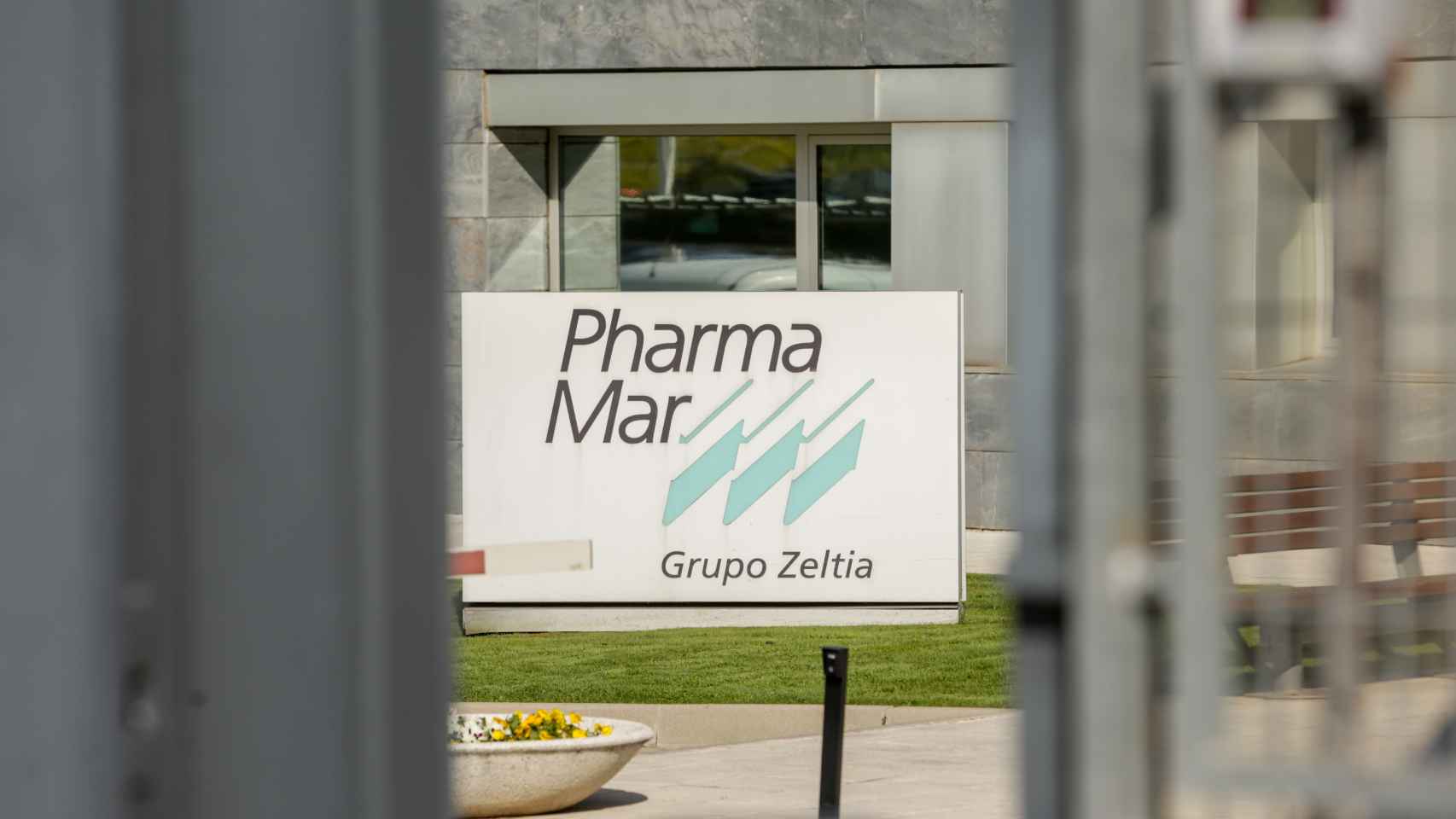 Detalle de un rótulo en la sede de PharmaMar.