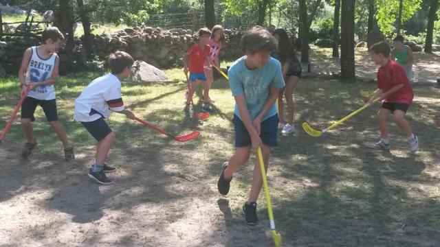 Los niños se divierten en el campamento Aldealix.