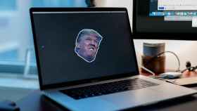 Fotomontaje de la cara de Trump en un ordenador.