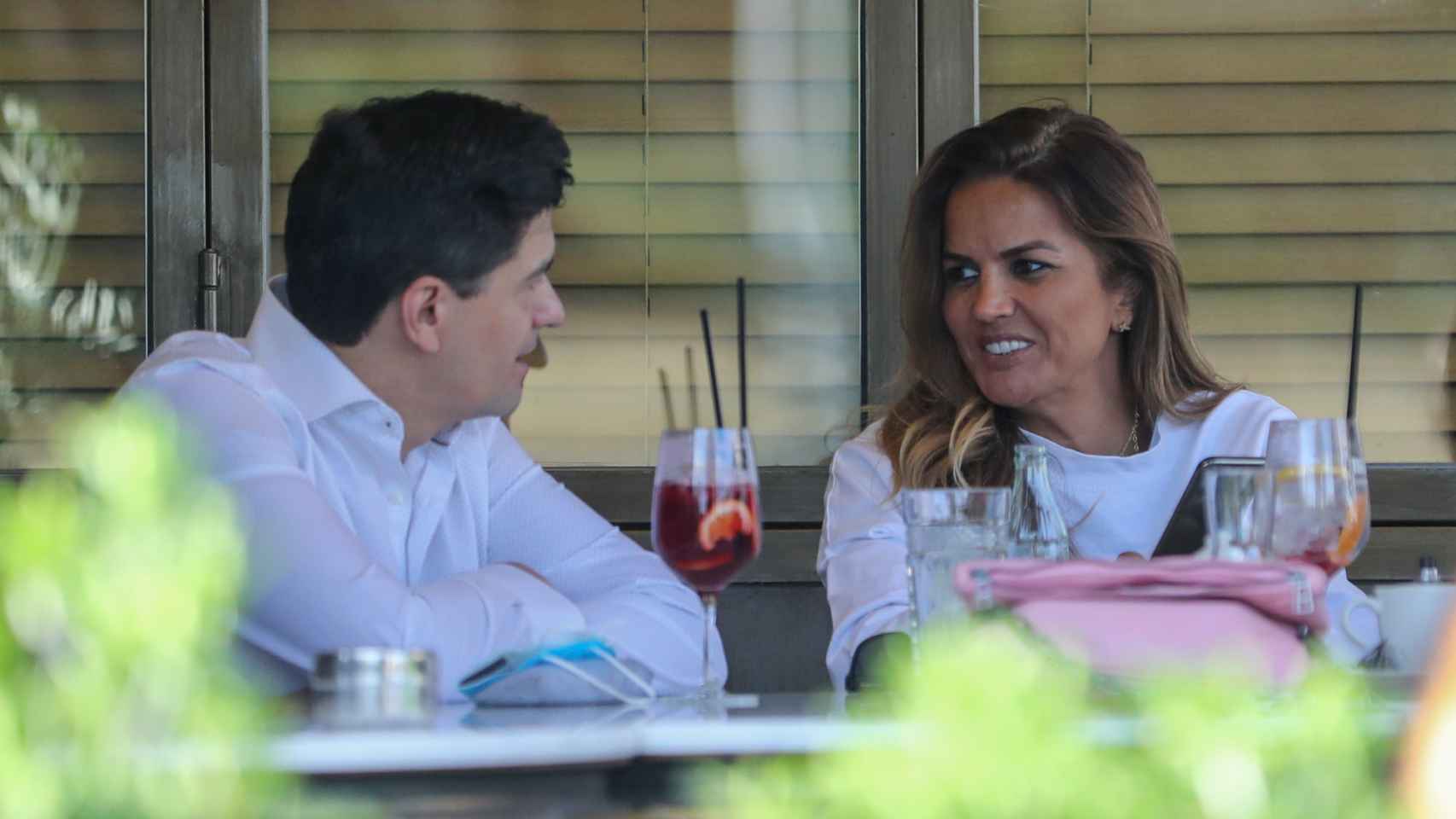 Marta López junto a un amigo cenando en una terraza de Madrid.