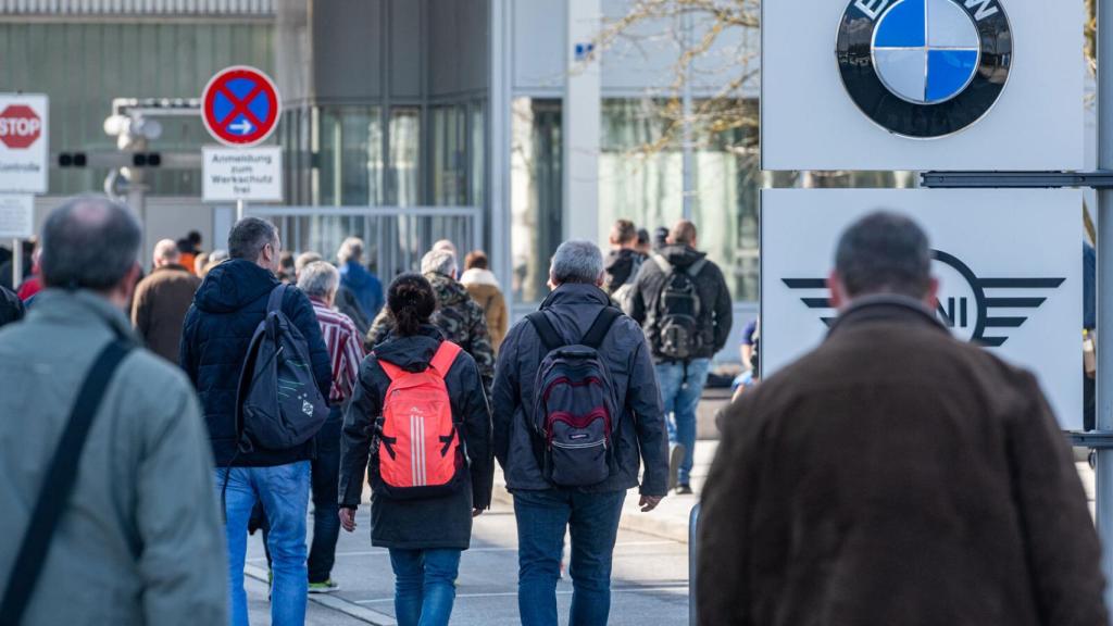 Empleados entrando en una de las factorías de BMW.
