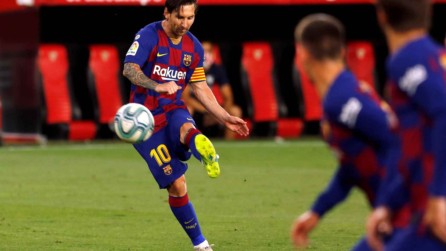 Leo Messi lanza una falta en el partido entre el Sevilla y el Barça