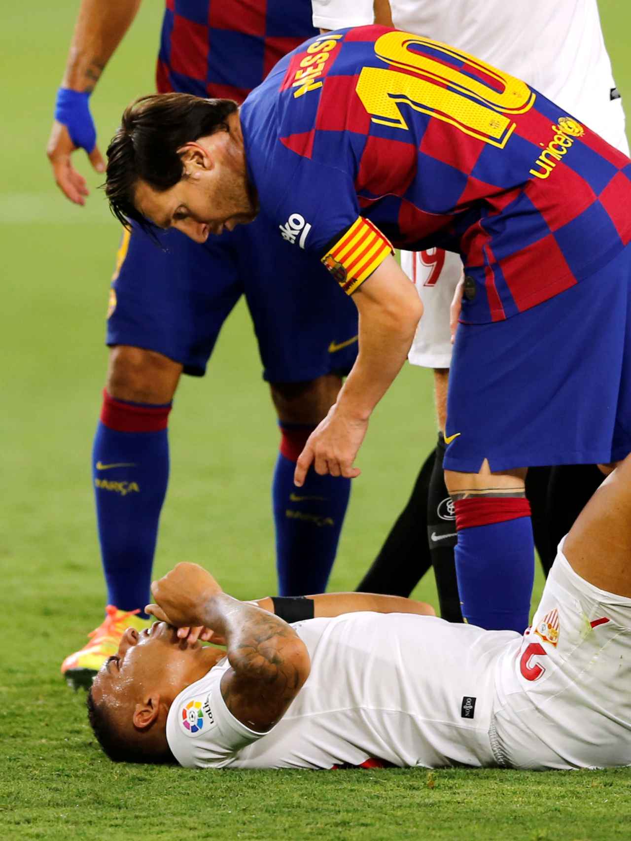 Leo Messi recrimina a Diego Carlos que se haya tirado con su empujón