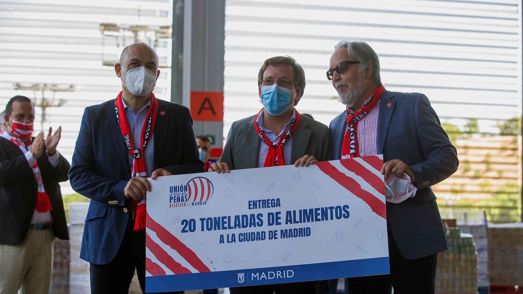 Jose Luis Martínez-Almeida ha recibido la donación de 20 toneladas de alimentos por parte de la Unión de Peñas del Atlético de Madrid