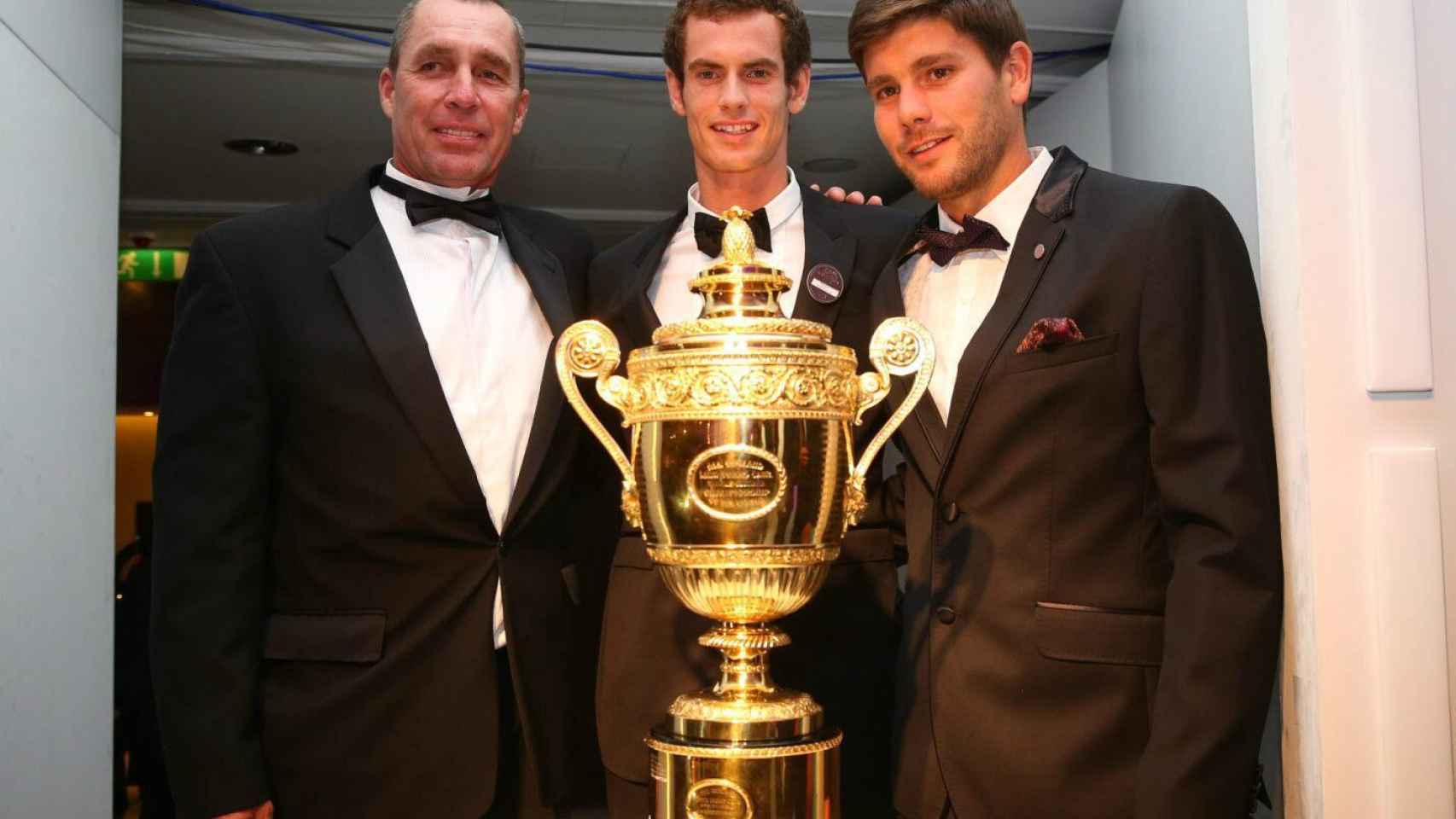 Daniel Vallverdú y Andy Murray con el trofeo de Wimbledon