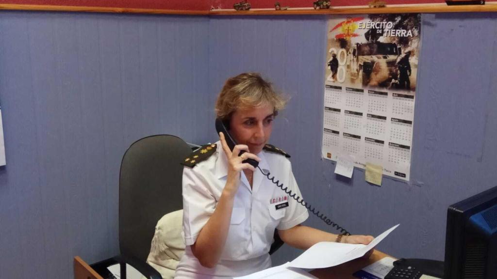 Una capitana del Ejército y también psicóloga atendiendo una de las llamadas.