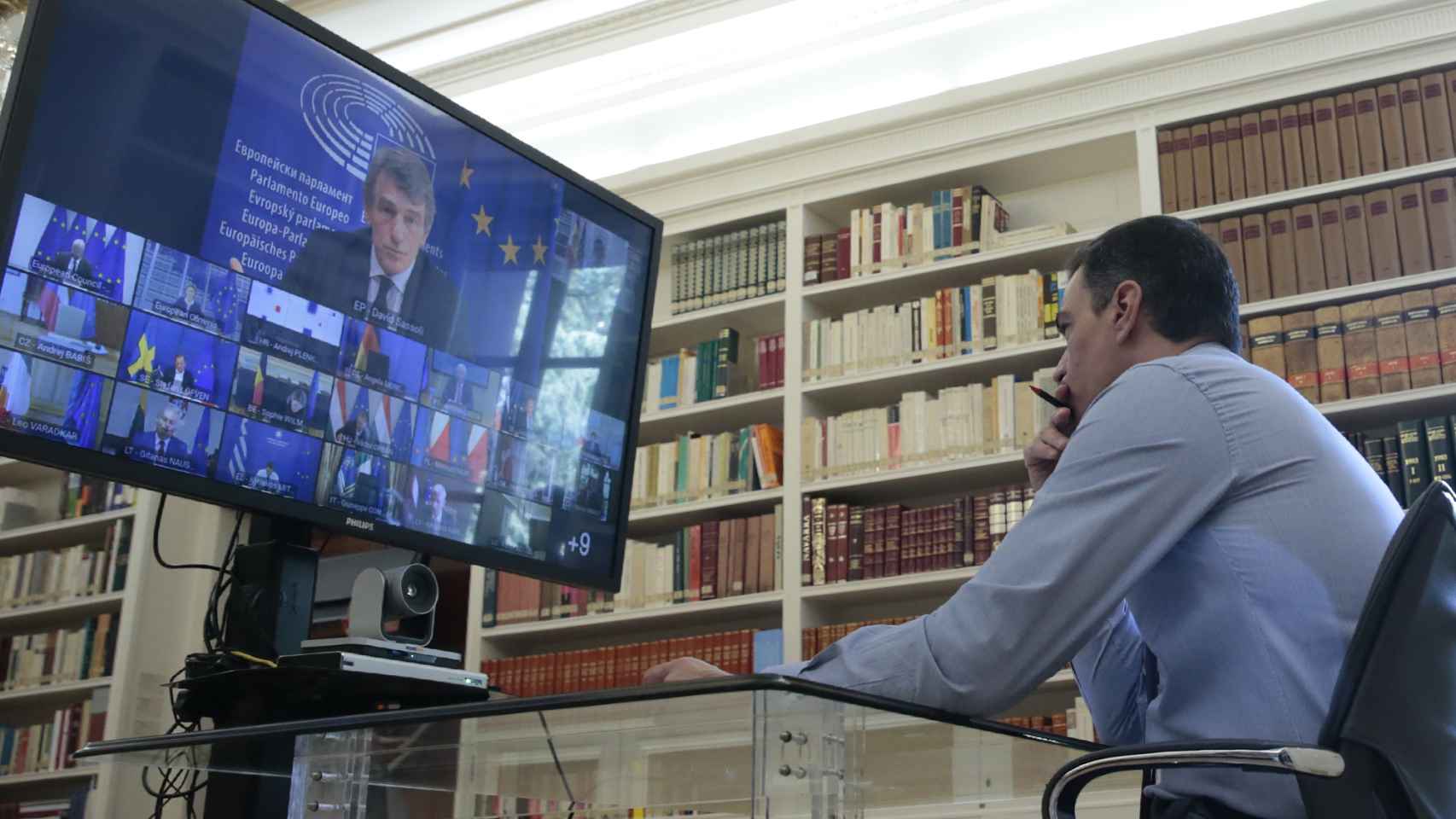 Pedro Sánchez, en su despacho, escucha a David Sassoli, presidente del Parlamento Europeo.