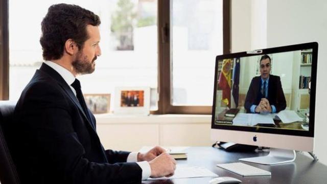 El presidente del PP, Pablo Casado, en videoconferencia con el presidente del Gobierno, Pedro Sánchez.