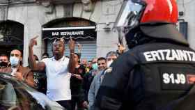 Miembros de la Ertzaintza se han desplegado en el barrio de San Francisco, en Bilbao, tras los altercados en un mitin de Vox.