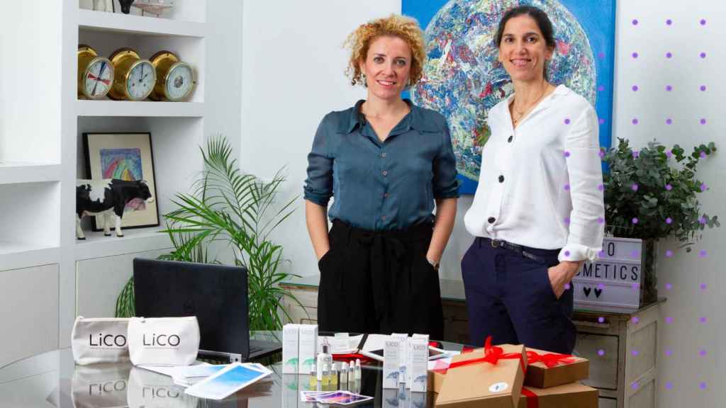Estefanía Ferrer y Ana Cobo junto a sus productos.