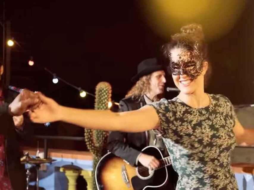 Sara Donés en el último videoclip de su padre, Pau Donés.