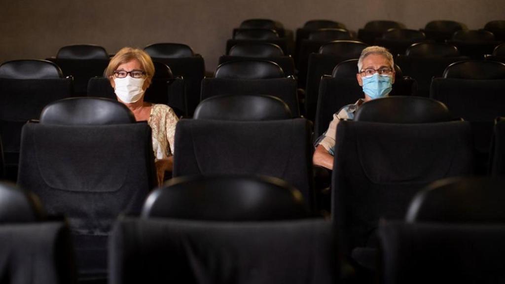 Algunos cines abren sus puertas de nuevo.