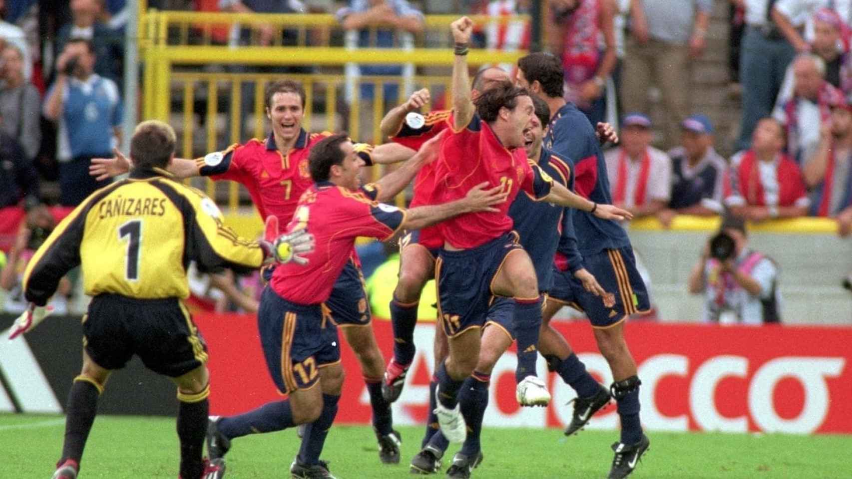 Los jugadores de España celebran el gol de Alfonso en el Jan Breydel