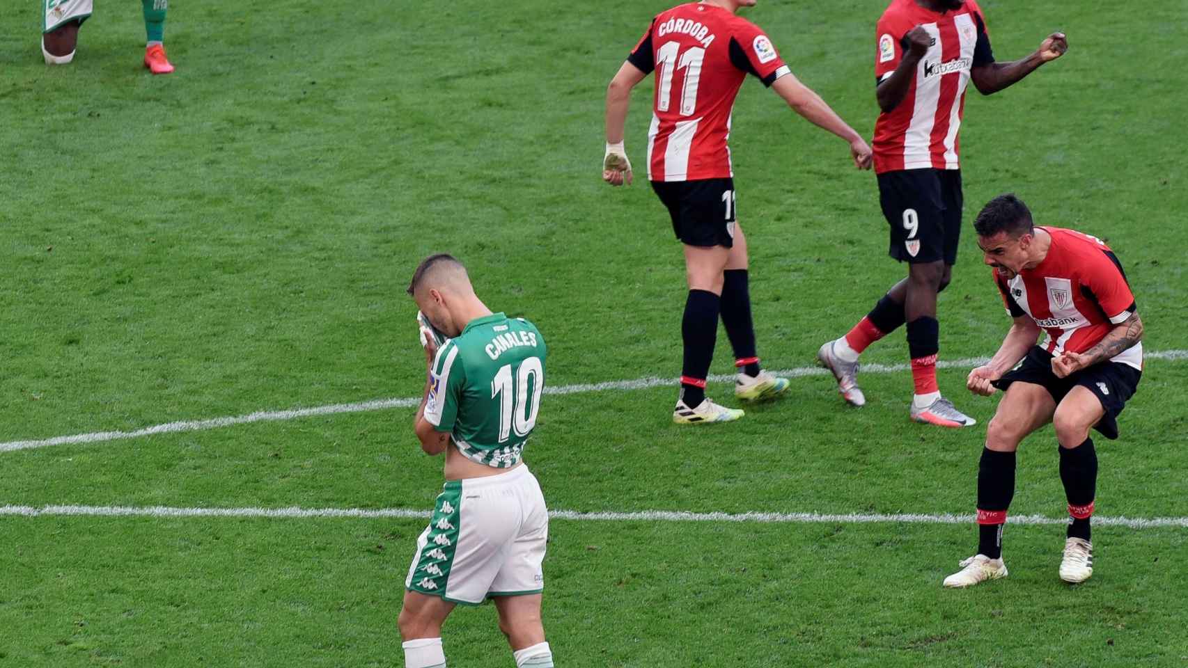 Sergio Canales se lamenta tras fallar el penalti en el Athletic - Real Betis