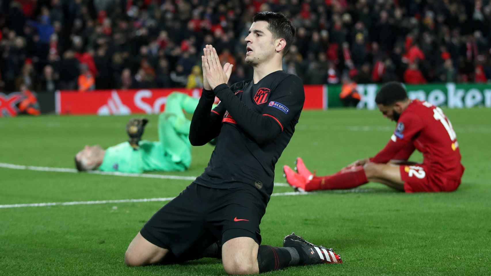 Álvaro Morata celebra el tercer gol ante el Liverpool en Anfield