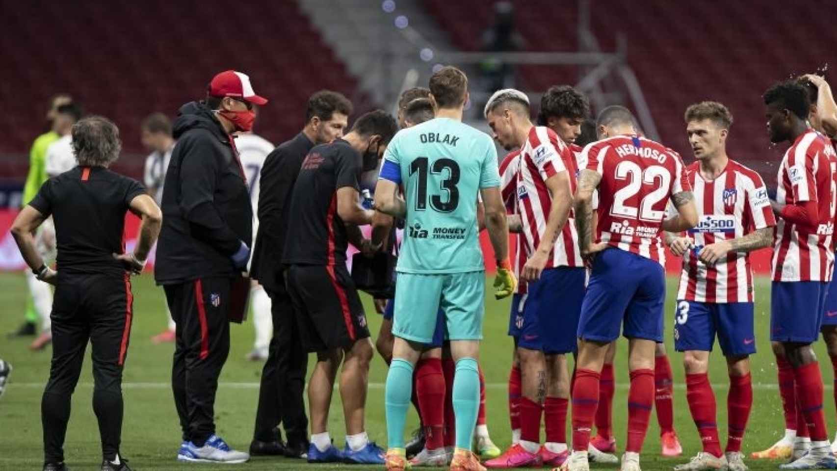 Los jugadores del Atlético de Madrid atienden a Simeone durante un descanso de hidratación ante el Valladolid