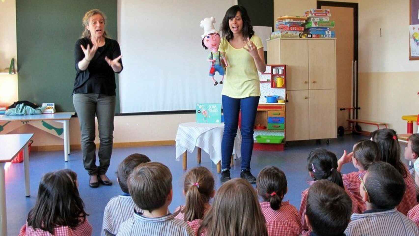 Una profesora cuenta un cuento en Lengua de Signos.