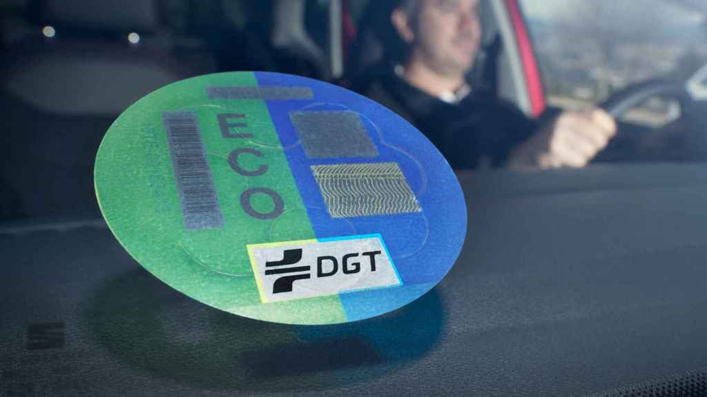 La etiqueta ECO de la DGT se concede a los híbridos, microhíbridos y coches de gas.