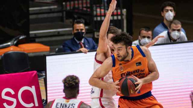 Mike Tobey ataca la canasta en el Valencia Basket - Casademont Zaragoza