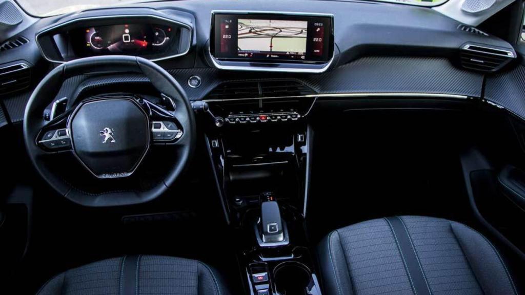 El interior es innovador con un volante bajo y el cuadro situado en una posición superior.