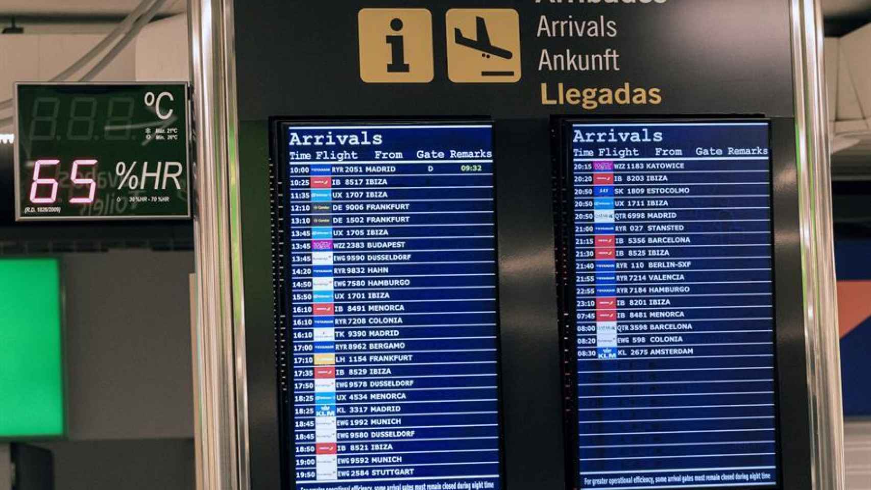 Paneles indican la llegada de vuelos en el Aeropuerto de Palma de Mallorca.