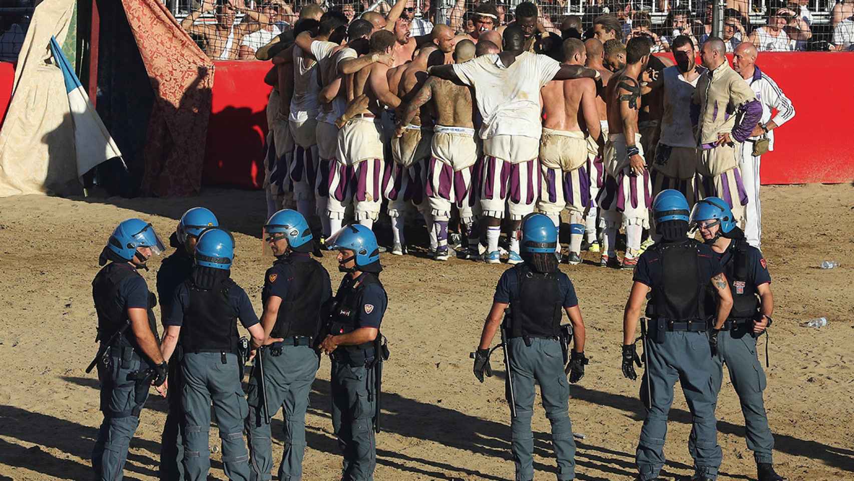 Imagen de un partido del Calcio Storico Fiorentino con la policía en el terreno de juego