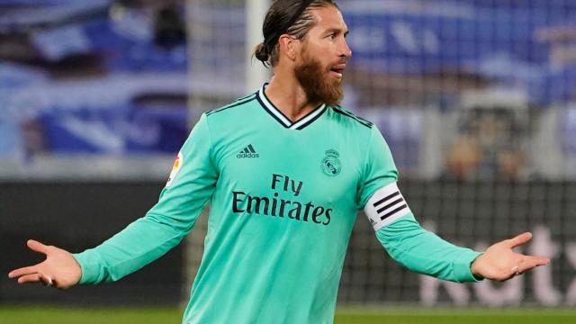 Sergio Ramos habla con sus compañeros sobre el terreno de juego