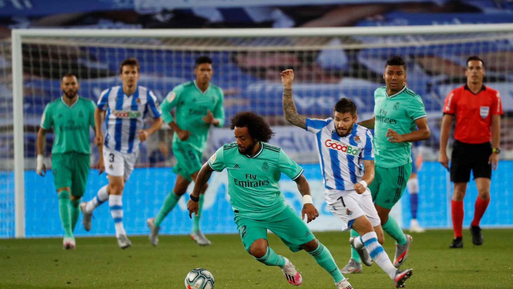 Marcelo se lleva un balón frente a la Real Sociedad