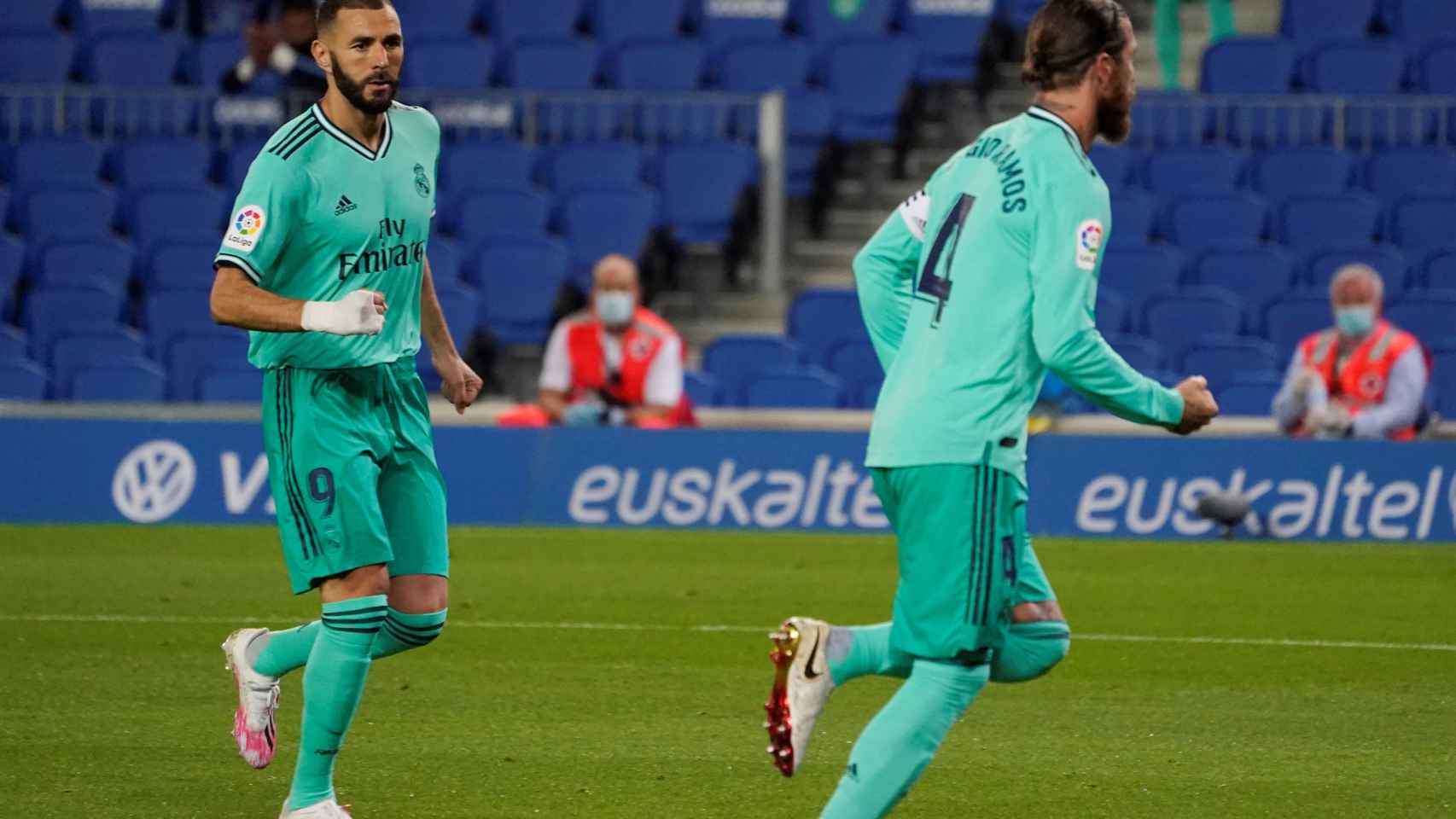 Sergio Ramos y Benzema celebran el gol del sevillano ante la Real Sociedad
