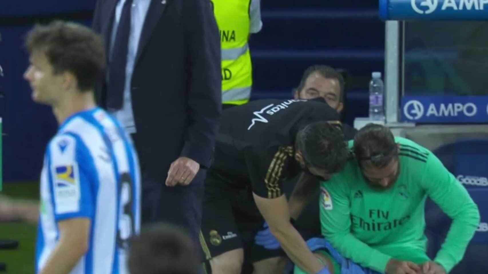 Sergio Ramos, atendido por los médicos del Real Madrid en el banquillo