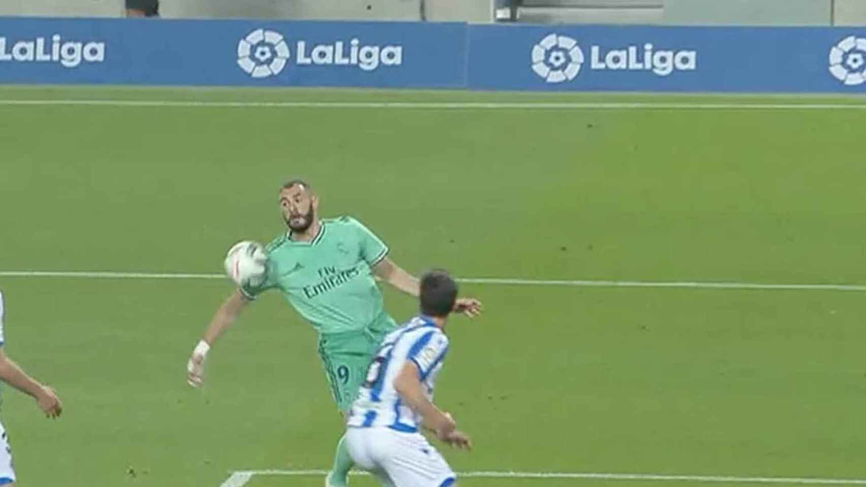 Benzema toca el balón con el hombro