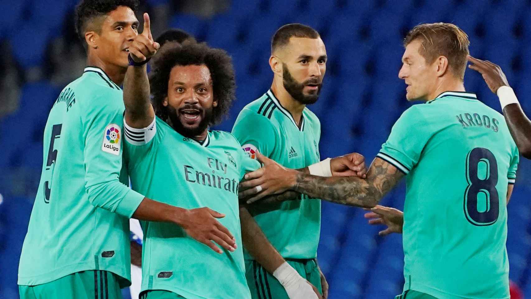 Los jugadores del Real Madrid celebran la decisión del VAR de conceder el gol de Benzema