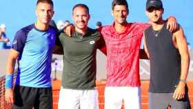 Djokovic y otros tenistas junto a Dimitrov, a la derecha