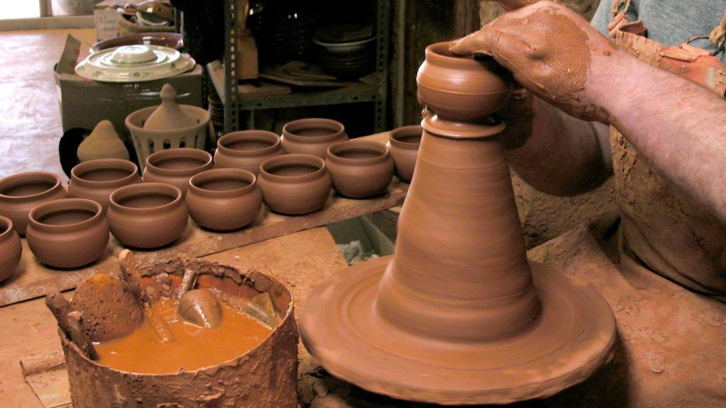 Ceramica, vidrio soplado, metacrilato o fibra de vidrio son algunos de los materiales que trabajan.