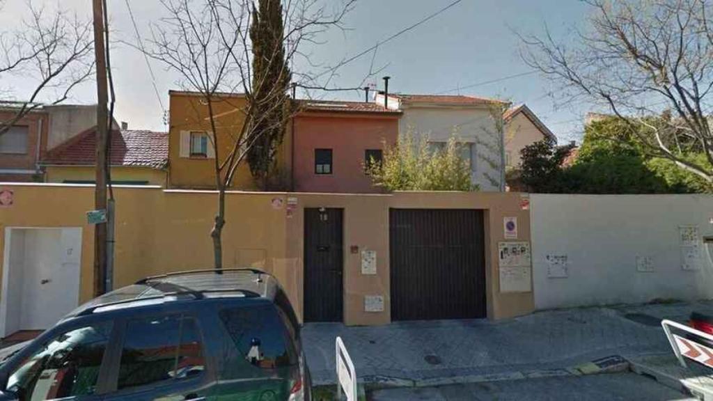 La fachada de la casa donde viven Lydia Lozano y su marido Charly.