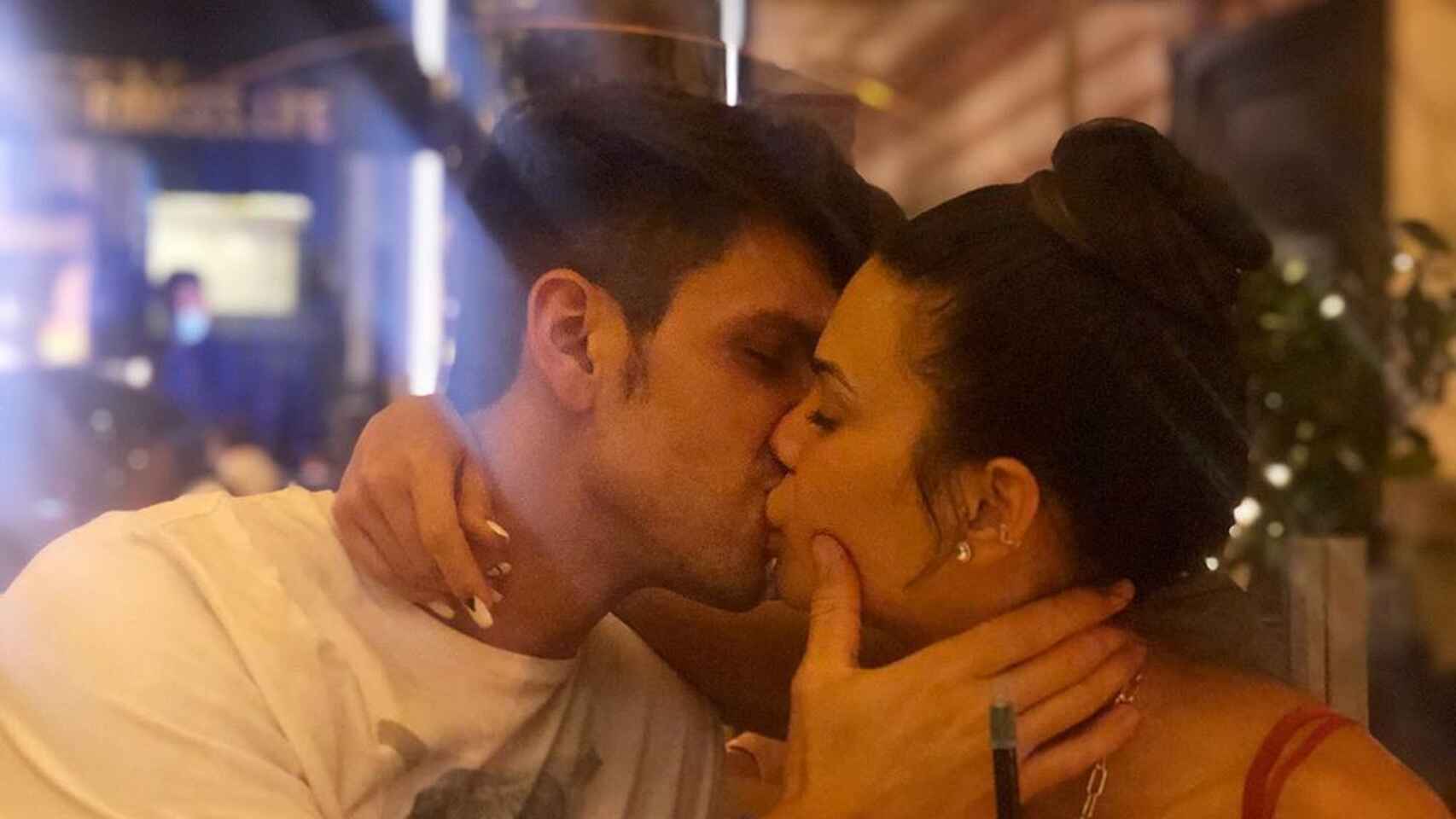 Diego Matamoros y Carla Barber confirmaron su relación con este beso.