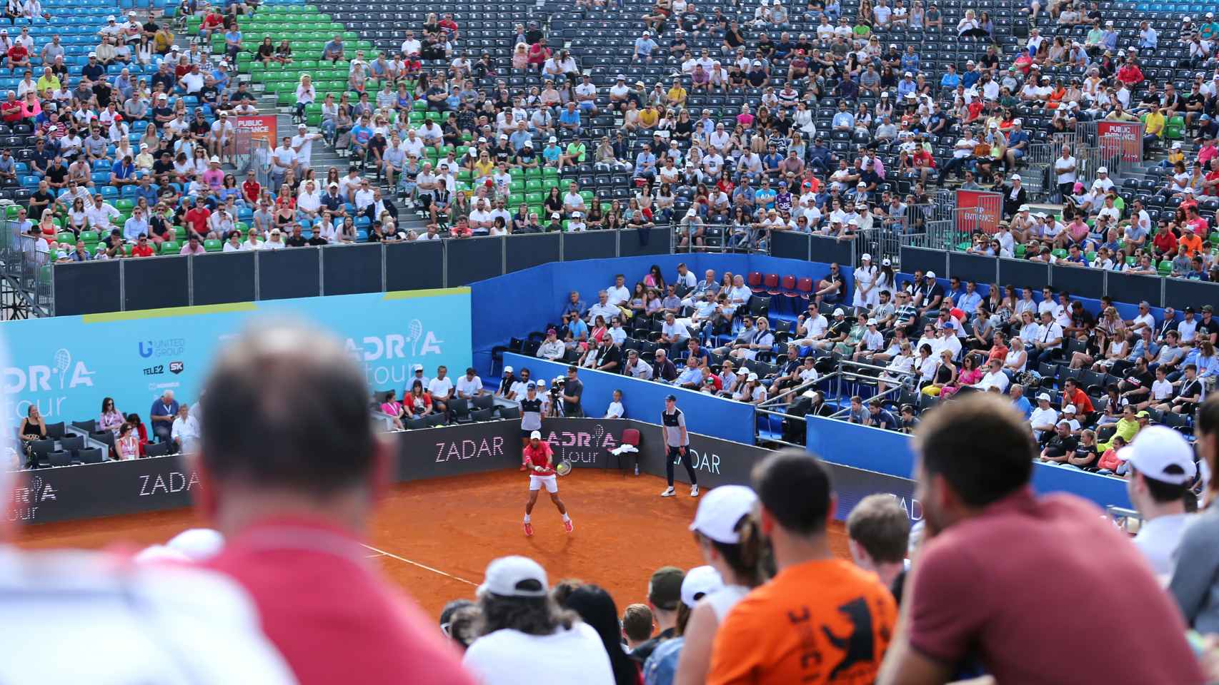 Público del Adria Tour en Zadar viendo a Djokovic jugar