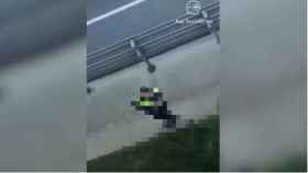 El vídeo de un mosso con un radar láser tras un puente: denuncia del afán recaudatorio de la DGT