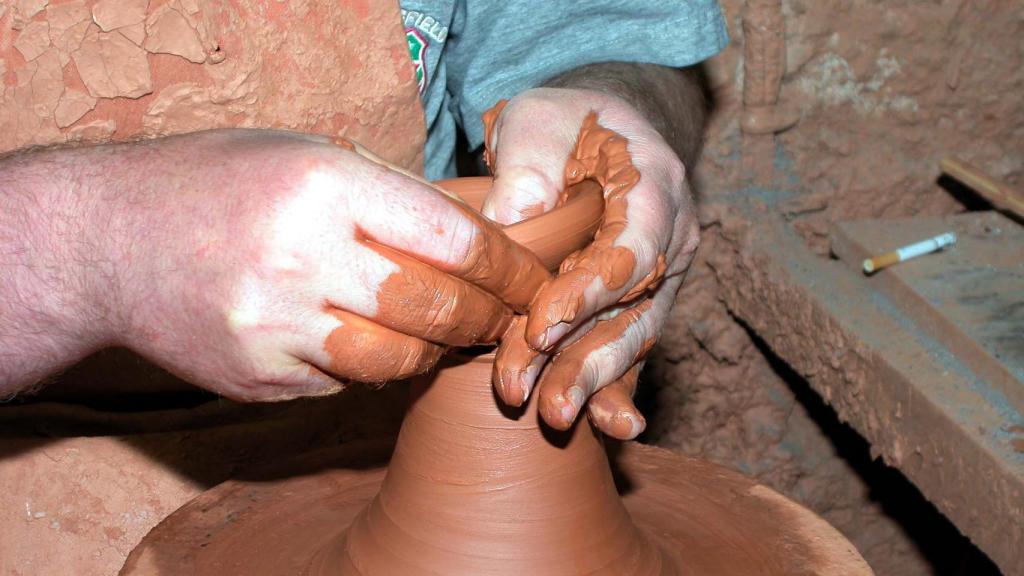 Alfarero trabajando en su taller.