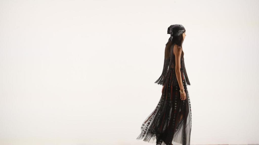 Una modelo luciendo una creación de Dior en la última pasarela de la Fashion Week 2020 en París.