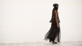 Una modelo luciendo una creación de Dior en la última pasarela de la Fashion Week 2020 en París.