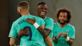 Benzema celebra un gol con Vinicius