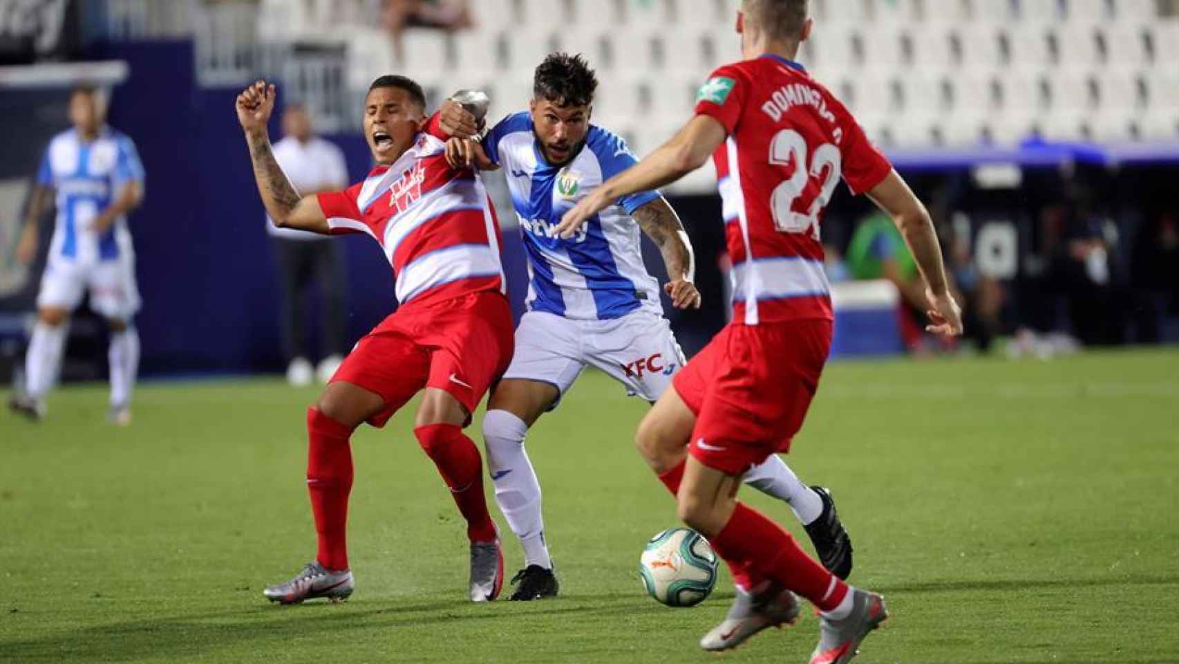 Miguel Ángel Guerrero ante Darwin Machís, en el Leganés - Granada de la jornada 31 de La Liga