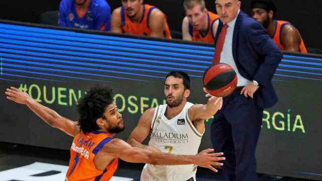 Facundo Campazzo ante Louis Labeyrie, en el Real Madrid - Valencia Basket de la fase final de la ACB