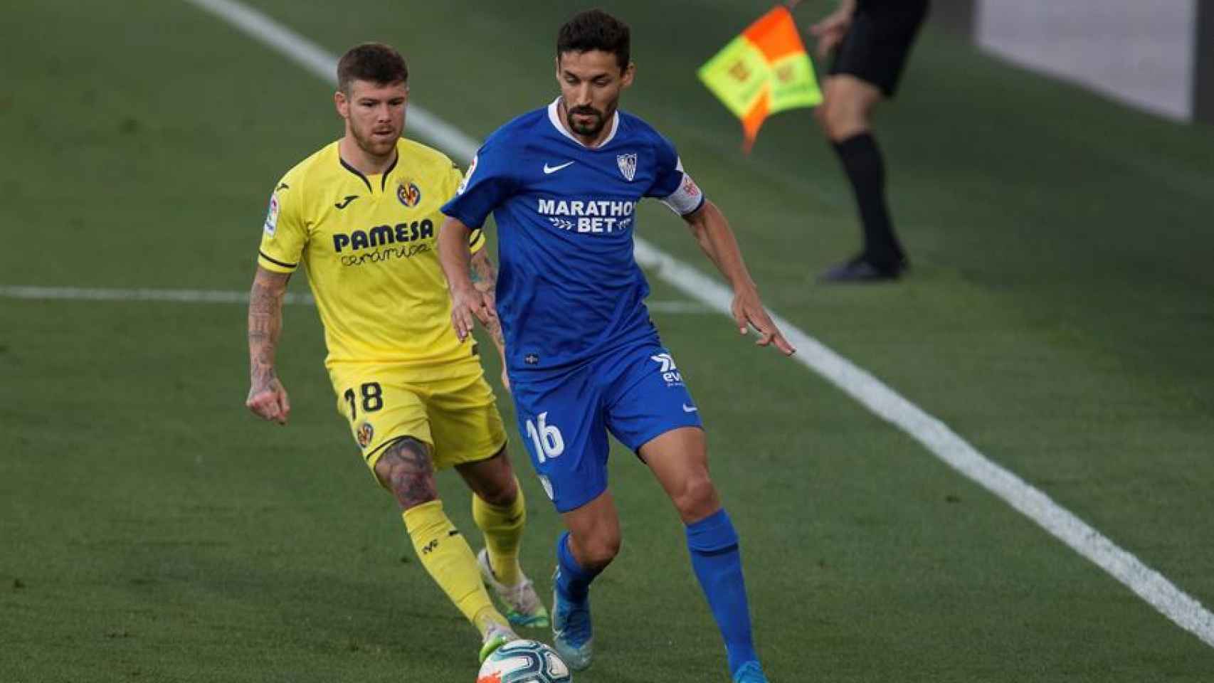 Jesús Navas ante Alberto Moreno, en el Villarreal - Sevilla de la jornada 31 de La Liga