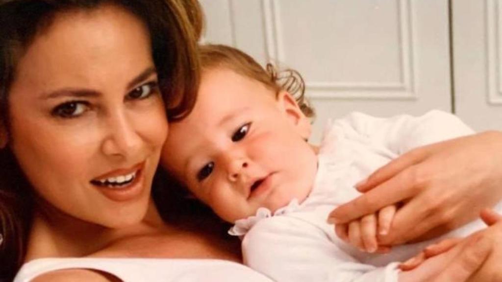Ana Obregón junto a su hijo Álex.