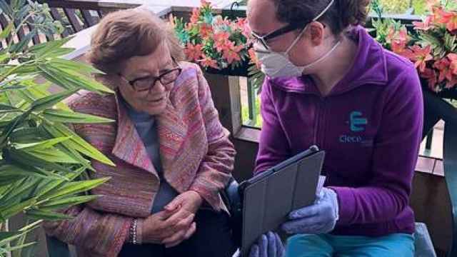 Clece, filial de ACS, ha distribuido 320 tablets en residencias de mayores para facilitar las videollamadas con los familiares.