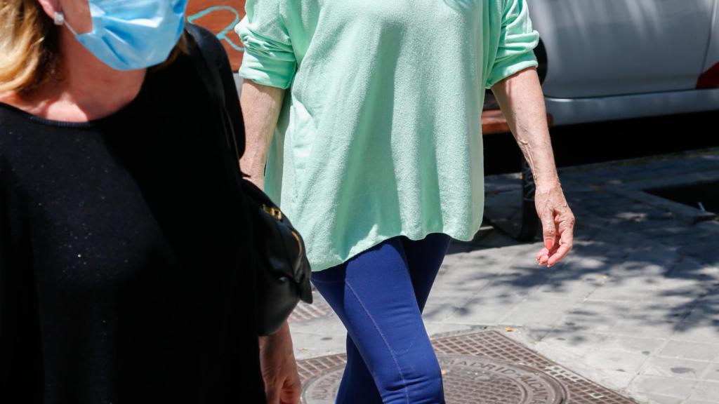 Mila Ximénez junto a su hermana Concha entrando en el centro médico.