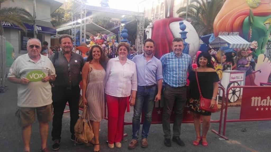 Cristina Gómez, tercera por la izquierda, y Santiago Abascal, tercero por la derecha; en 2017.