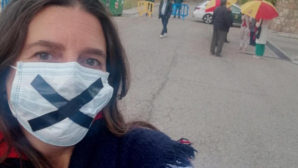 Cristina Gómez frente a la vivienda de Pablo Iglesias e Irene Montero.